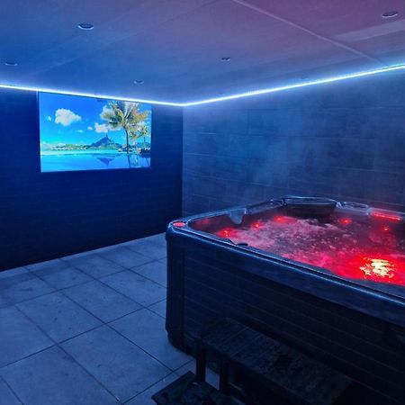 Short Stopzzz & Indoor Hot Tub Манчестър Екстериор снимка