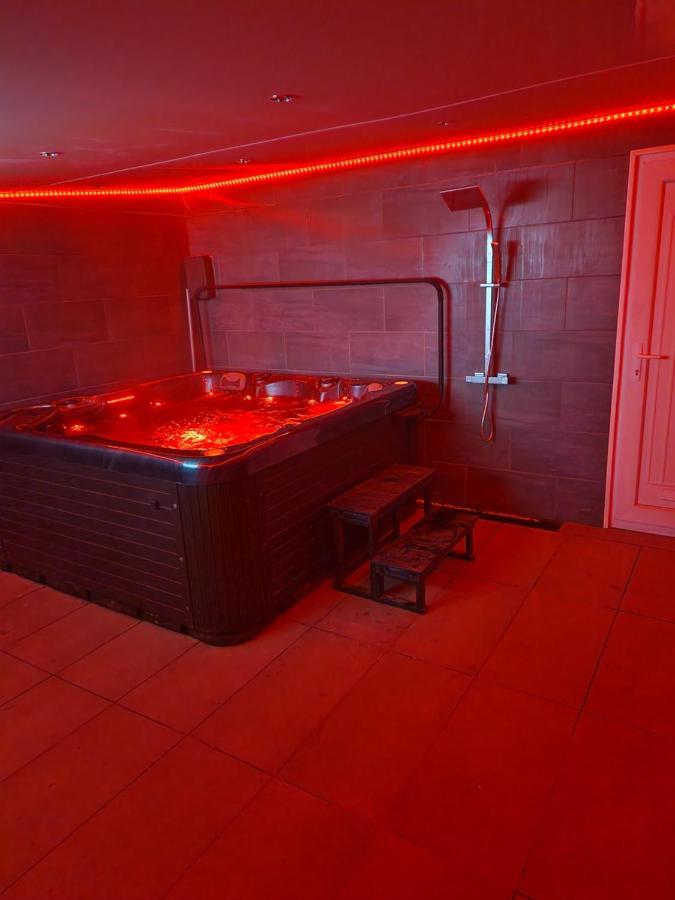 Short Stopzzz & Indoor Hot Tub Манчестър Екстериор снимка