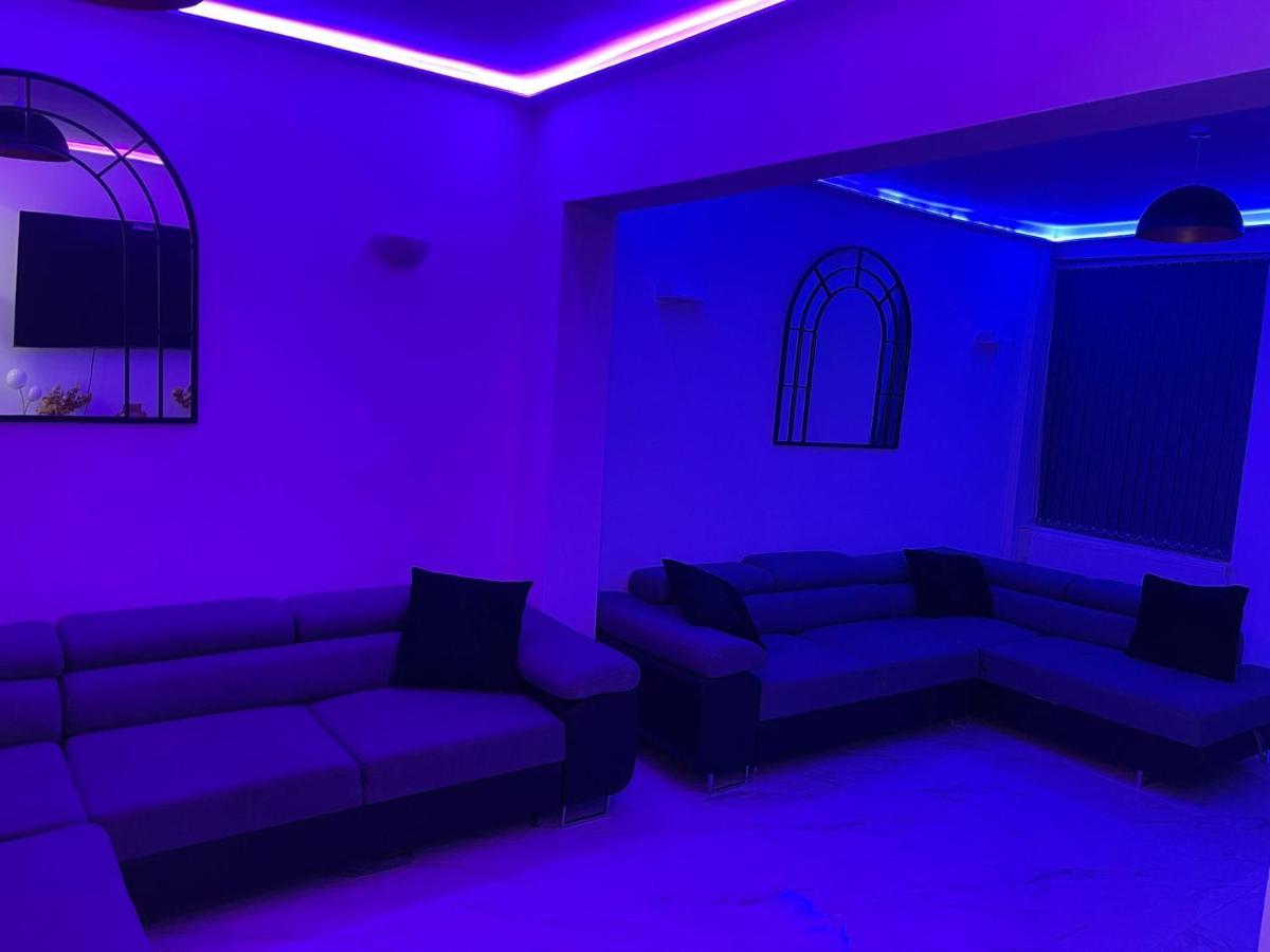 Short Stopzzz & Indoor Hot Tub Манчестър Екстериор снимка