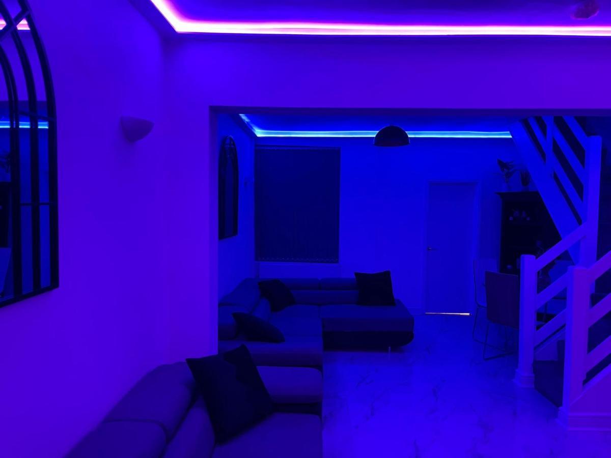 Short Stopzzz & Indoor Hot Tub Манчестър Екстериор снимка
