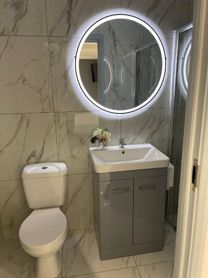 Short Stopzzz & Indoor Hot Tub Манчестър Екстериор снимка